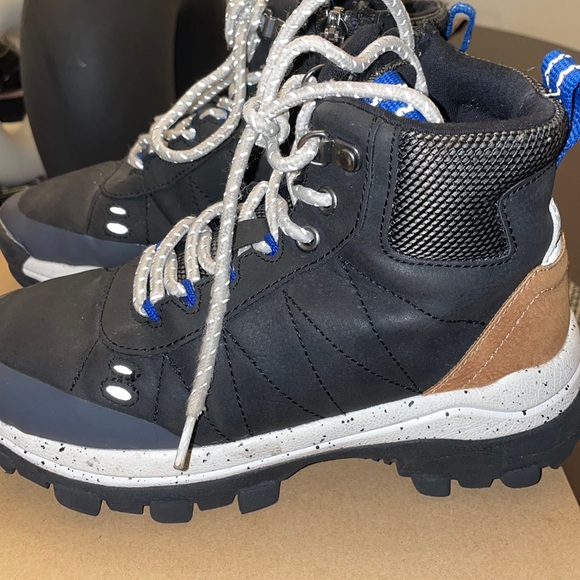 Hiking boots - Picture 3 of 3